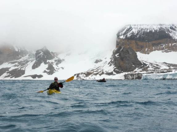 Caiaque em Brown Bluff, na Antártida continental